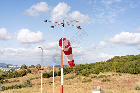 风袜飞翔 私人运动机场夏季热日停在废弃的风箱 风吹风和风袜懒惰的移动中安全航班风向标测量气象飞机天气空气风向袋机场图片