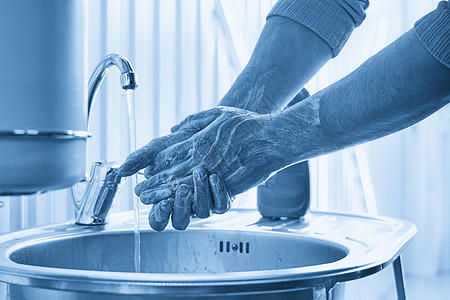 下班后用肥皂洗脏手的机械打扫消毒浴室男人泡沫微生物气泡预防感染手指图片