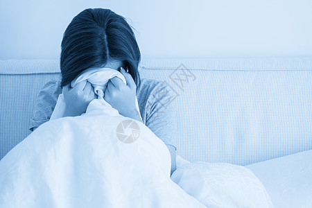 伤心的年轻黑发女人坐在家里床上 有复制空间悲伤女孩女士女性房间寂寞思维睡衣疼痛房子图片