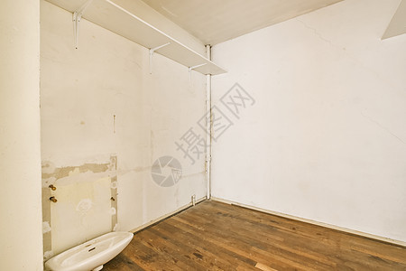 里面有白色墙壁和厕所的浴室洗手间住宅地面房子木头公寓奢华控制板沙发财产图片