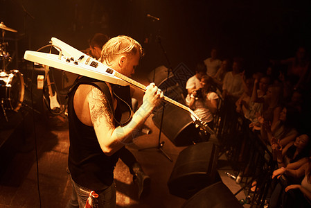 是时候和独奏者一起摇滚了 一个摇滚吉他手在演唱会的舞台上图片