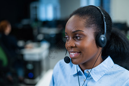 非洲年轻女性在耳机上与客户交谈 呼叫中心的女雇员 请问电脑麦克风女孩热线工作职场微笑顾客职业爆炸图片