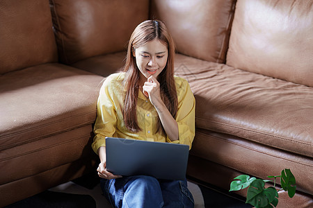 使用计算机的亚洲年轻美少女肖像图象商务女性电话人士电脑技术学生互联网办公室工作图片