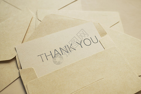 感谢您在木制桌上的留言和信封愿望感激高架问候语动机感恩笔记图片