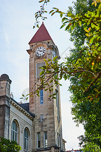 布隆明顿大学校园的石灰岩钟表塔图片