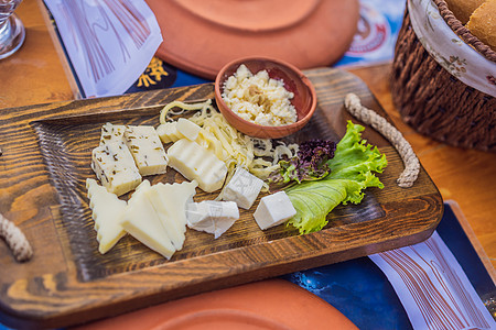 土耳其早餐奶酪 糕点 蔬菜 蔬菜 橄榄 奶酪 煎蛋 香料 果酱 蜂蜜 铜壶茶和郁金香杯 成分广泛图片