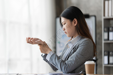 受压力的亚洲商业妇女担心这一年的营销计划 账户 房地产代理 金融公司等会计事务所企业家失败挫折疼痛眼睛管理人员职场人士破产桌子图片