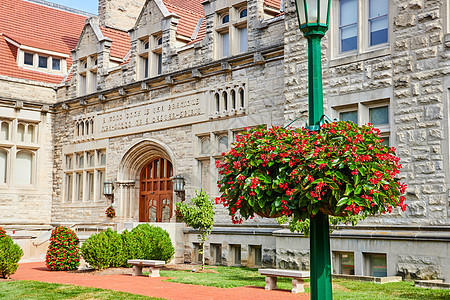 印地安那大学学院校园内带有鲜花的外部建筑图片