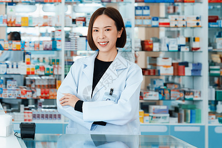 合格药店的年轻亚洲药剂师药丸瓶装模型肖像架子药剂学化学家存货店铺药剂师药片女士货架卫生图片