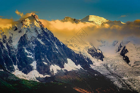 日出时的山峰高山风景 夏莫尼克斯 法属阿尔卑斯山脉晴天天空草地戏剧性雪山巅峰日落地方冰川国家图片