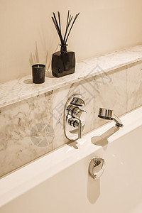 浴室用浴缸和大理石柜台顶图片