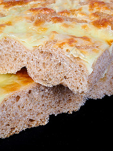 法式面包白底带奶酪的切片粉末加乳酪背景