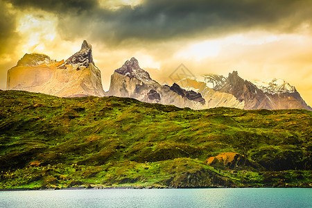 潘恩角和佩霍湖日落 托雷斯德尔潘恩 巴塔哥尼亚 智利荒野全景旅游山脉悬崖摄影风景日出朝霞冰川图片