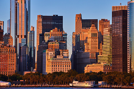金光从曼哈顿南岸外 飞过纽约市摩天大楼的金光图片