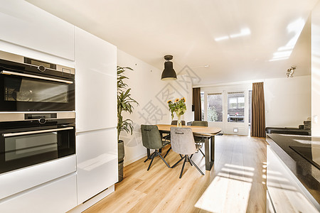厨房 有白色的柜子和一张桌椅公寓椅子桌子地面奢华房子橱柜木头风格家电图片