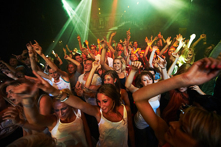 在摇滚 节日和现场乐队表演的音乐会上与人群一起聚会 音乐和舞蹈 光 激光和能量 观众在俱乐部听 dj 进行迪斯科 庆祝和狂欢之夜图片