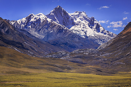 在的Huascaran山群 雪压安第斯山脉 秘鲁安卡什冰川表面晴天冒险景观山峰岩石山脉风景天空图片