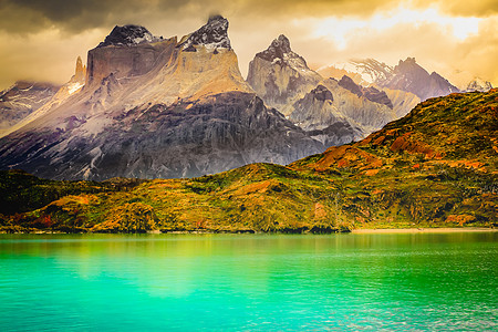 潘恩角和佩霍湖日落 托雷斯德尔潘恩 巴塔哥尼亚 智利山脉天空悬崖荒野旅游冰川地方戏剧性日出全景图片