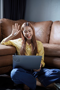 使用计算机的亚洲年轻美少女肖像图象电脑商务学生服装休闲女性幸福工作人士成人图片