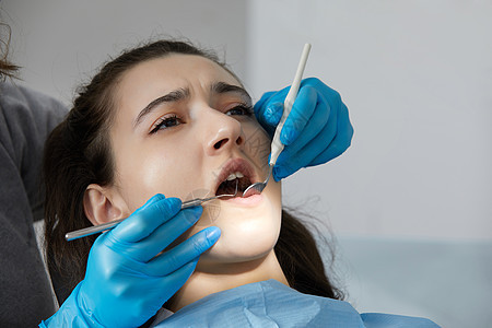 一名有牙镜的女病人牙科牙医检查牙牙牙口服专家医院矫正治疗医生健康成人卫生医疗图片