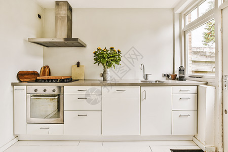 白色厨房 有白色柜子和窗户橱柜卫生房间烹饪风格柜台公寓家电装饰地面图片