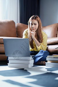使用计算机的亚洲年轻美少女肖像图象电话工作互联网技术办公室桌子商业服装幸福学生图片