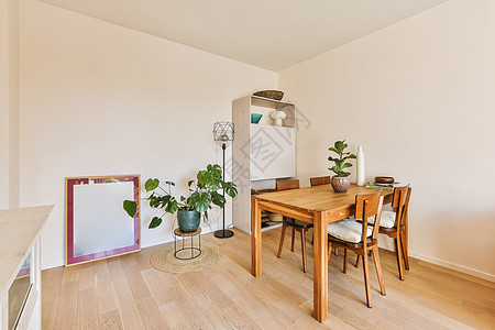 a 饭厅 配有木制桌椅和椅子房子硬木接待室装饰用餐花瓶沙发地面窗户壁炉图片