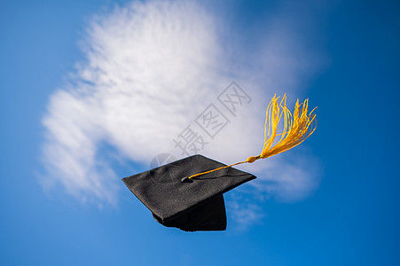 毕业帽飞向蓝天图片