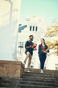 大学 学生和朋友与一男一女在校园里走下楼梯接受教育 学习 书籍和大学 男女学生步行去上课学习图片
