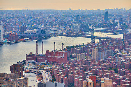 位于曼哈顿公寓高上 俯瞰纽约市工业区和桥梁图片