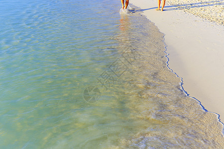 一对夫妇在阿鲁巴 加勒比蓝海 达斯安的列斯群岛的塞黑海滩上行走图片
