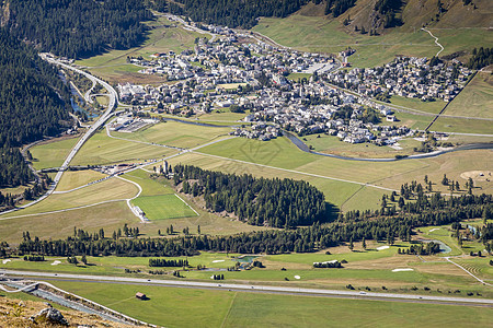 位于瑞士恩加丁的瑞士阿尔卑斯山住宅小区建筑教会小木屋风景爬坡目的地全景旅游草地图片