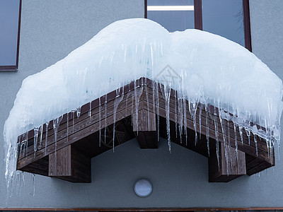有大冰棒的屋顶 冬天有危险季节注意力旅行事故寒冷水晶冰柱雪堆农村天气图片