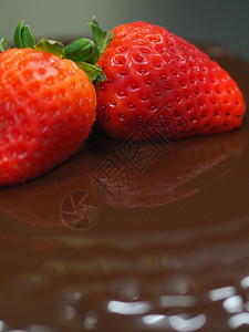 巧克力爆米花深巧克力霜冻的滴蛋糕 最美好的祝愿是用意大利语写成的饮食烹饪婚礼糕点拉丝甜点奢华诱惑烟火水果背景