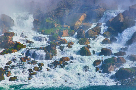 尼亚加拉瀑布靠近岩石 坠落时撞倒图片