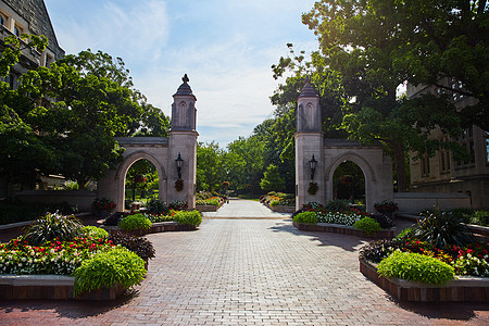 欢迎来到布隆明顿的印第安纳大学 带着砖板路经过采样门图片