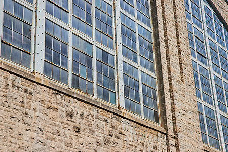 工业建筑外体 有不同颜色的淡色窗口面板图片