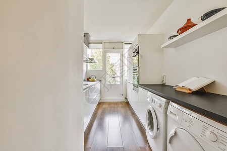 白色厨房 配有洗衣机和窗户地面风格家具玻璃财产木头建筑学血管机器浴室图片