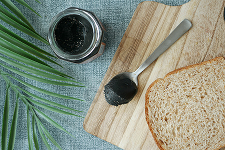 黑芝麻撒在面包上食物勺子纤维美食粮食烹饪谷物种子黑色草本植物图片