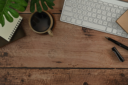 使用无线键盘 咖啡和木制桌上注纸的简单工作空间 平坦 顶视图与复制空间图片