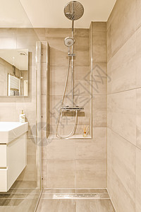 一个带淋浴和水槽的白色浴室房间酒店洗澡洗手间公寓建筑学木头家具房子龙头图片