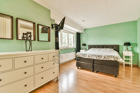 简约书桌带有绿色墙壁和一张床及白色的卧室控制板沙发木头住宅公寓厨房奢华枕头房间财产背景