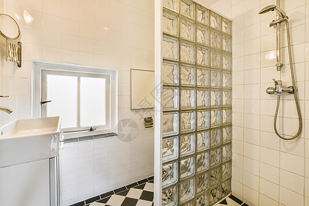洗手间有淋浴和水槽的两眼图片