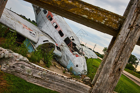 穿越战地坠毁飞机的栅栏凝视图片