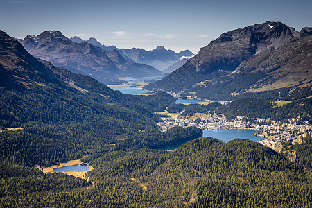 位于瑞士格劳本登恩加丁上游的St Moritz上空冰川目的地天空自然旅游文化假期森林旅行草地图片
