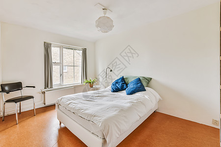 一张大床和一扇窗户的卧室风格木头地毯桌子装饰奢华公寓地面控制板酒店图片