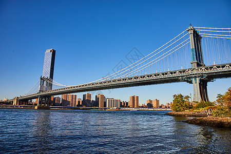 从纽约布鲁克林俯瞰整个曼哈顿大桥 俯瞰蓝天的水域图片