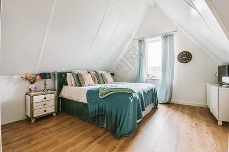 一张床和一张蓝色窗的卧室图片