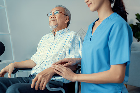 护理护士和一位在家轮椅上满足的老人男人祖父老年收容所退休女士药品帮助照顾者设施图片