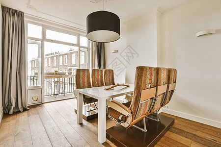 a 饭厅 有椅子 桌子和一张地面建筑学沙发扶手椅公寓地毯角落住宅风格木头图片